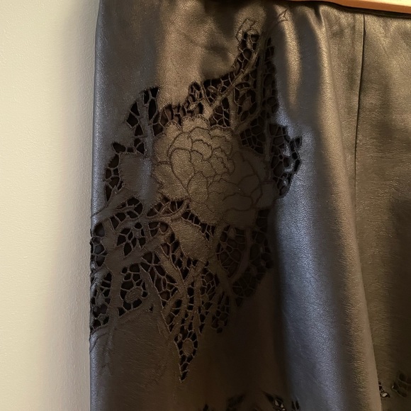 Classy floral black leather mini skirt , scalloped - Picture 4 of 4